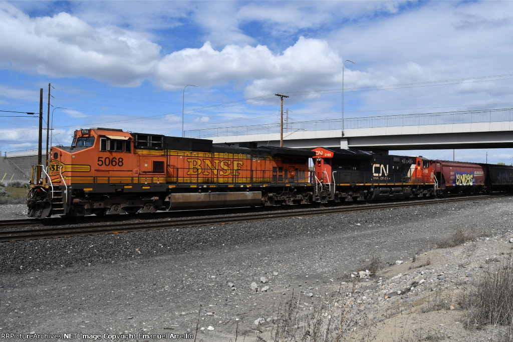 BNSF 5068 & CN 3165